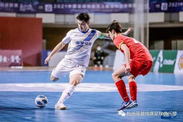 官方：阿贾克斯与16岁后卫伊舍克签下首份职业，合同持续至2029年